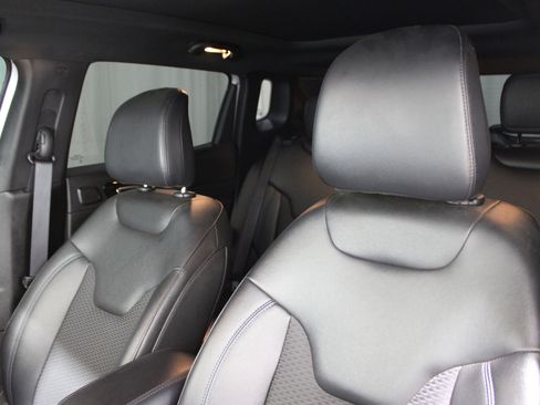 Used 2025 Jeep Compass Latitude w/ Sun & Sound Group image 5