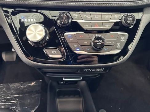 New 2025 Chrysler Pacifica Select image 18