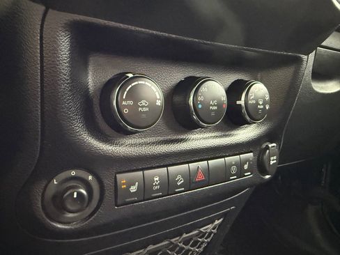 Used 2016 Jeep Wrangler Unlimited Rubicon image 26