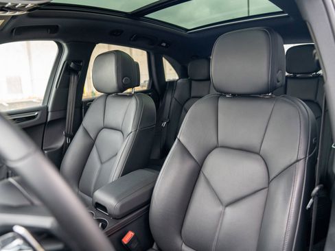 Certified 2025 Porsche Macan image 5