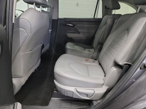 Used 2021 Toyota Highlander XLE FWD image 28