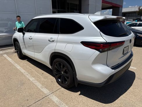 Used 2023 Toyota Highlander XLE FWD image 5