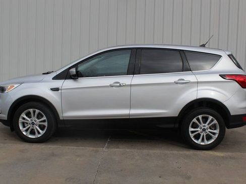 Used 2019 Ford Escape SE image 2