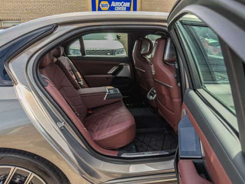 Used 2025 BMW 760i xDrive w/ Executive Package AWD/4WD image 36