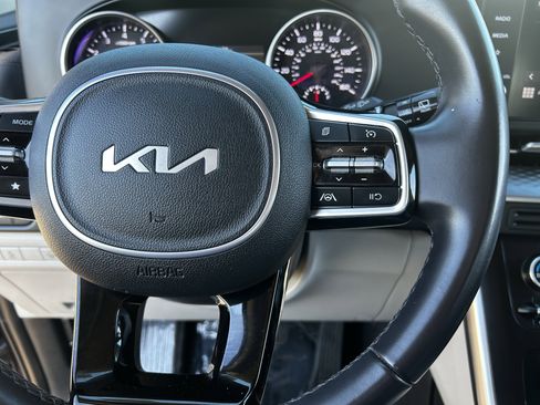 Used 2024 Kia Carnival LX image 24