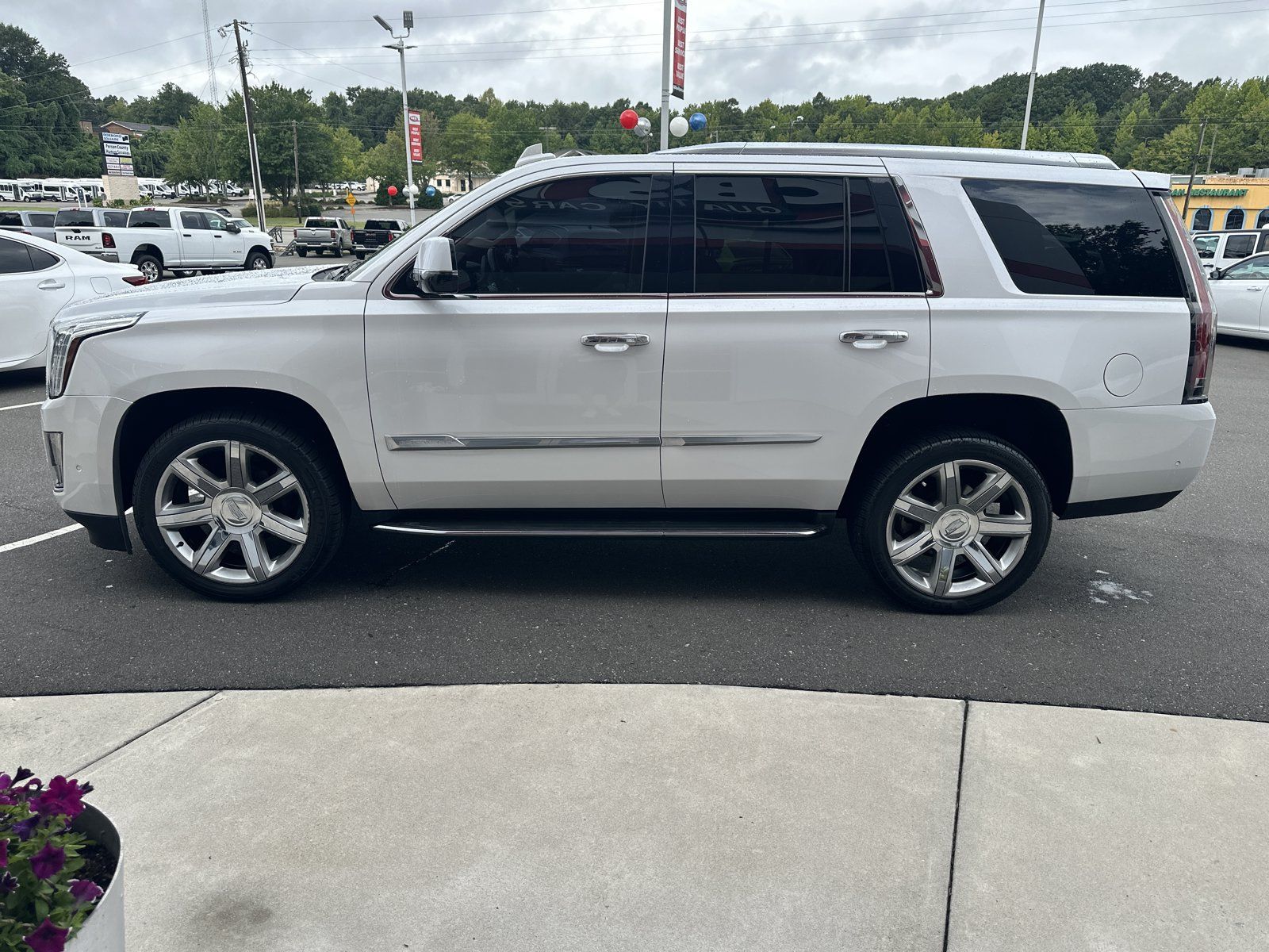 Used 2020 Cadillac Escalade Luxury AWD/4WD image 5
