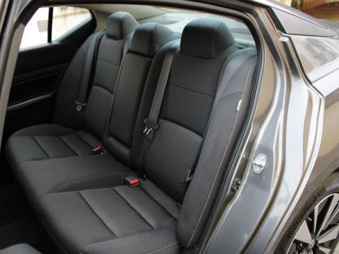 Used 2022 Nissan Altima 2.5 SV FWD image 14