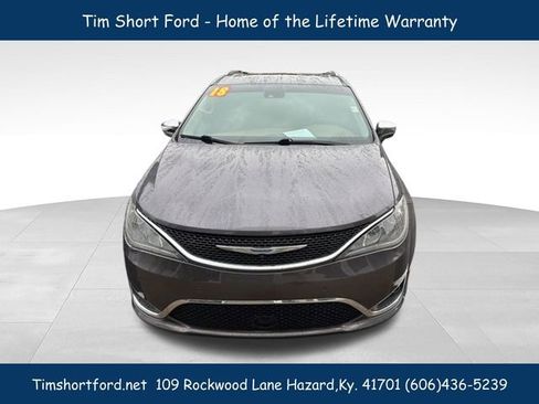 Used 2018 Chrysler Pacifica Limited w/ Tire & Wheel Group FWD image 3