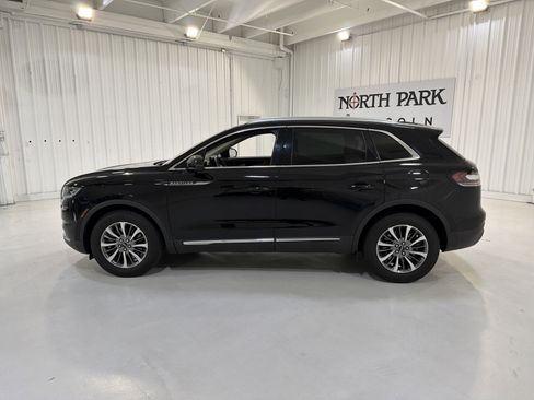 Used 2023 Lincoln Nautilus AWD w/ Premium Package image 2