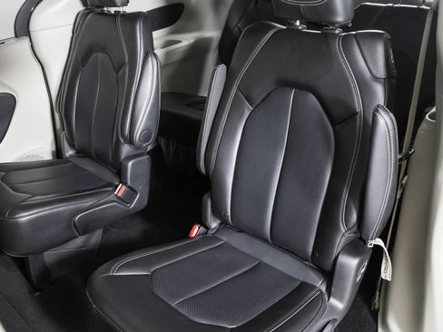 Used 2024 Chrysler Pacifica Touring-L FWD image 36