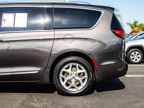 Used 2020 Chrysler Pacifica Limited FWD image 6