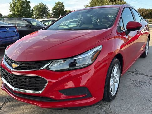 Used 2017 Chevrolet Cruze LT FWD image 1