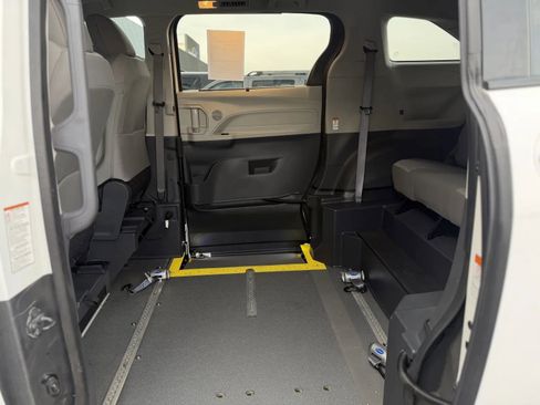 Used 2024 Toyota Sienna LE image 42