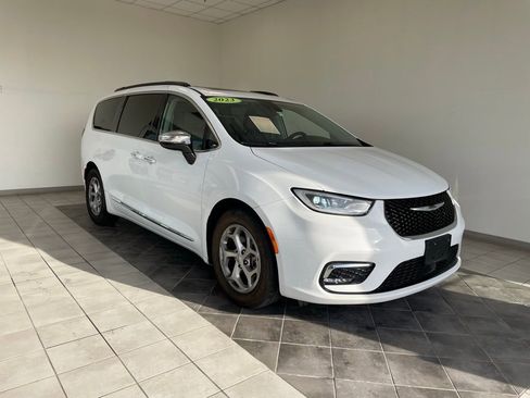 Used 2023 Chrysler Pacifica Limited image 1