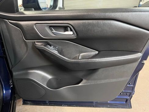 Used 2025 Nissan Rogue SV FWD image 11