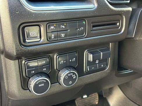 Used 2022 Chevrolet Suburban LT w/ LT Signature Package AWD/4WD image 13