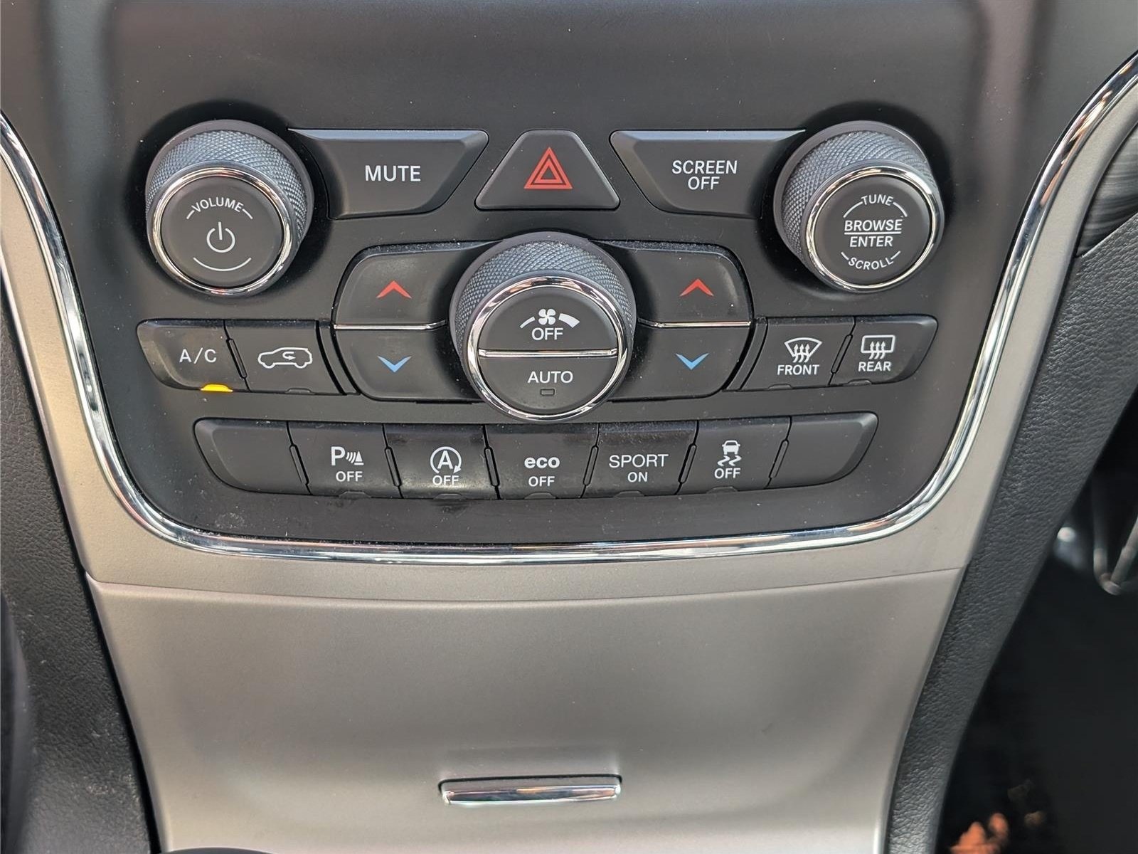 Used 2021 Jeep Grand Cherokee Laredo AWD/4WD image 25