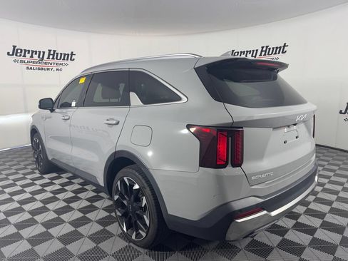 Used 2024 Kia Sorento EX w/ Panoramic Sunroof Package FWD image 8