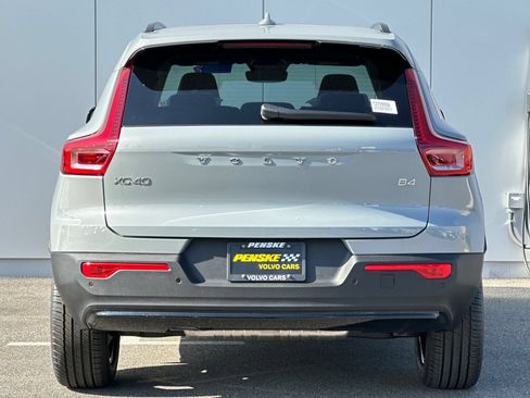Certified 2026 Volvo XC40 B4 Core w/ Climate Package FWD image 4