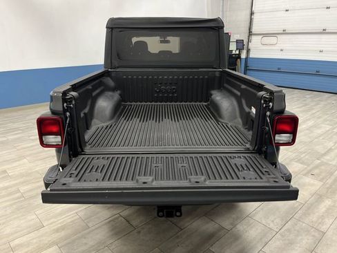 Used 2022 Jeep Gladiator Willys image 12