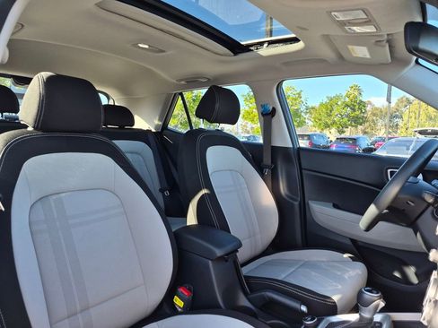 Used 2025 Hyundai Venue SEL image 29