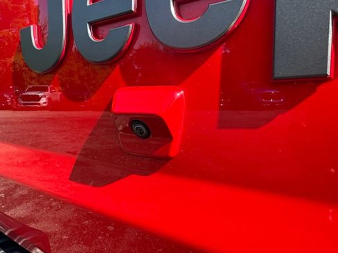 Used 2025 Jeep Gladiator Rubicon w/ Convenience Group AWD/4WD image 11