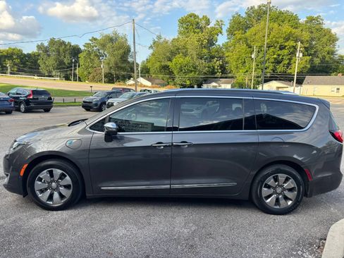 Used 2018 Chrysler Pacifica Limited w/ Advanced Safetytec Group FWD image 6
