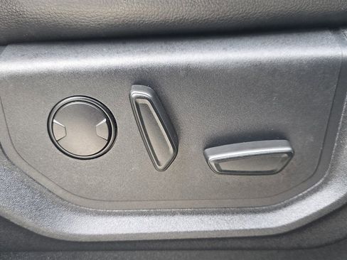 Used 2019 Ford F150 Lariat w/ Equipment Group 502A Luxury AWD/4WD image 32