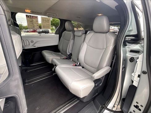 Used 2025 Toyota Sienna XLE FWD image 31