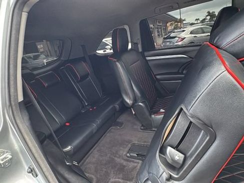 Used 2018 Toyota Highlander FWD V6 image 13