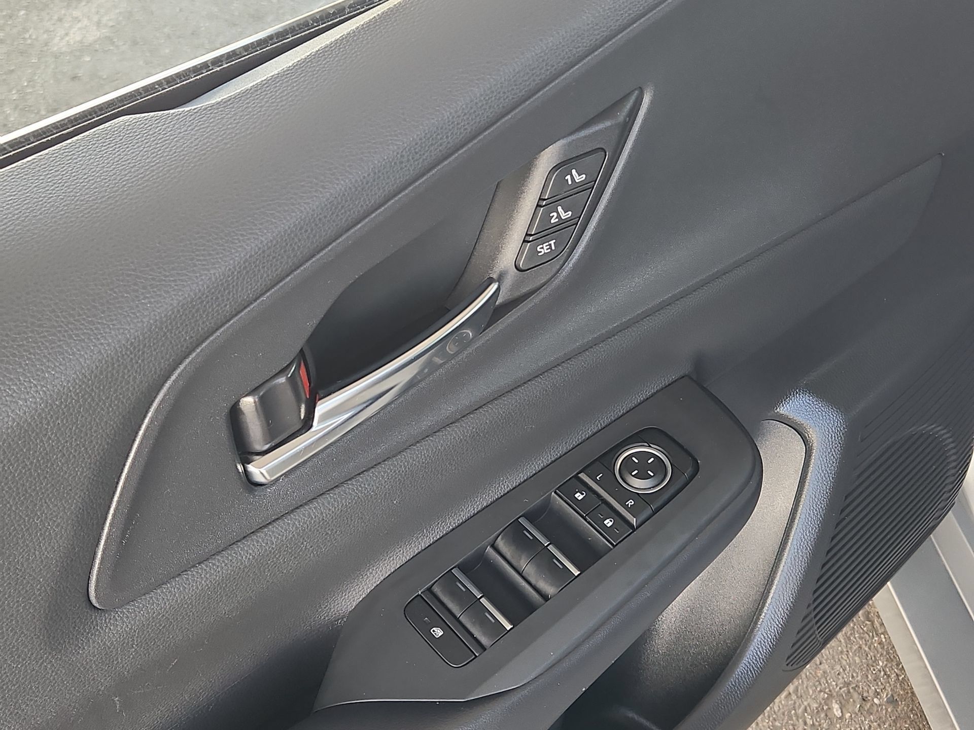 Used 2023 Toyota Prius Prime Premium FWD image 15