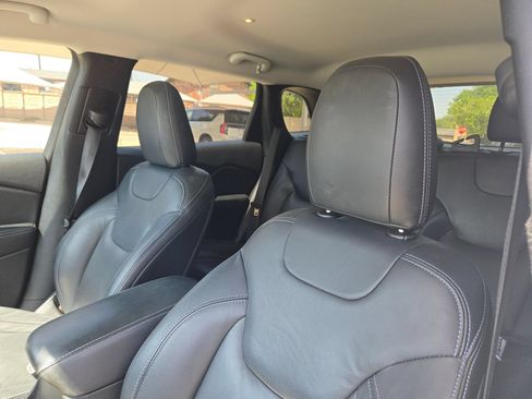 Used 2020 Jeep Cherokee Latitude FWD image 9