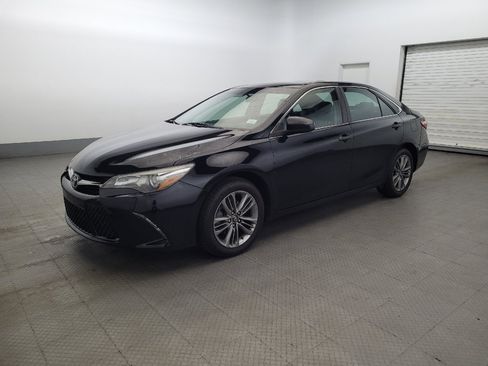 Used 2017 Toyota Camry SE w/ Moonroof Package FWD image 2