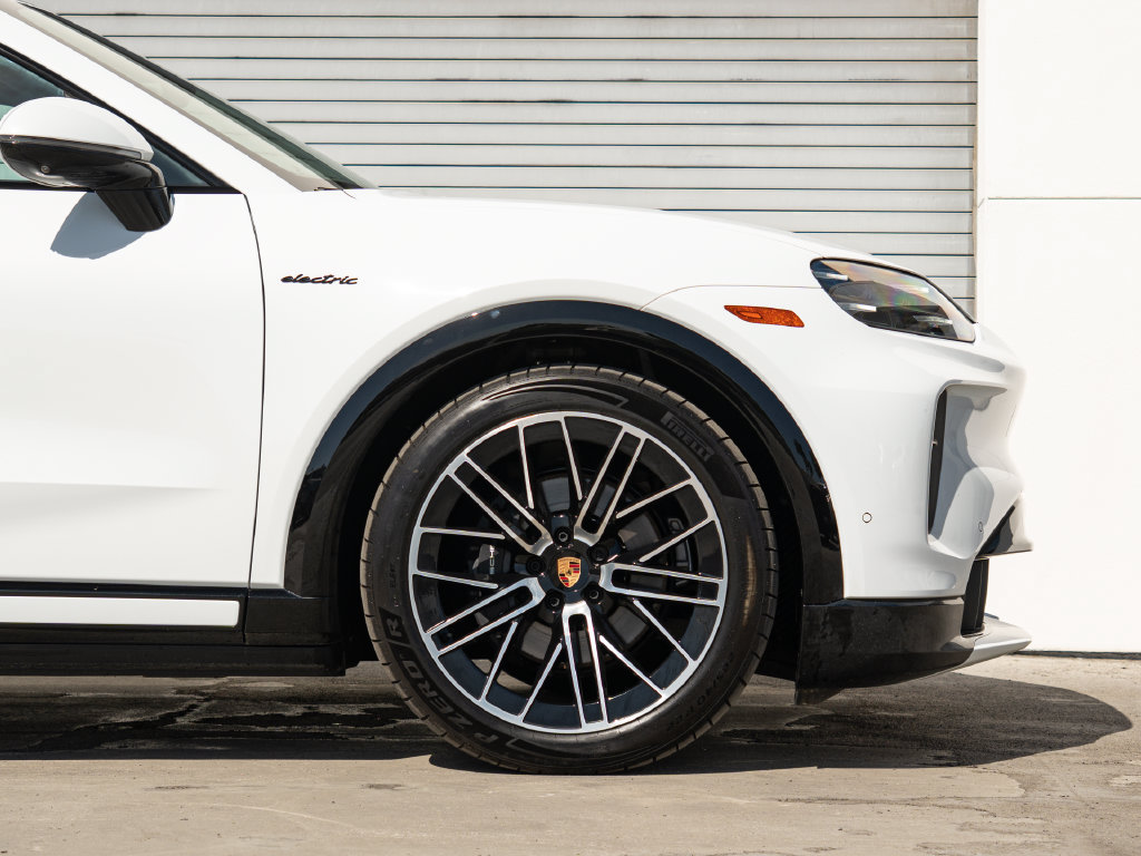 Certified 2026 Porsche Cayenne Electric AWD/4WD image 26