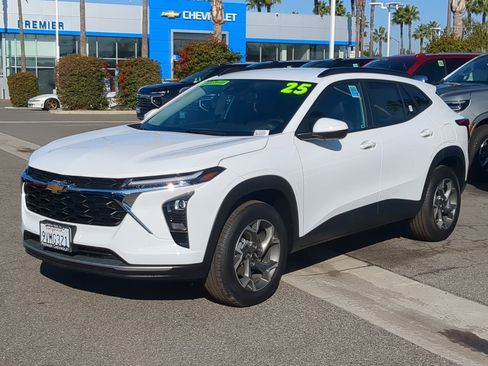 Used 2025 Chevrolet Trax LT w/ Driver Confidence Package image 4