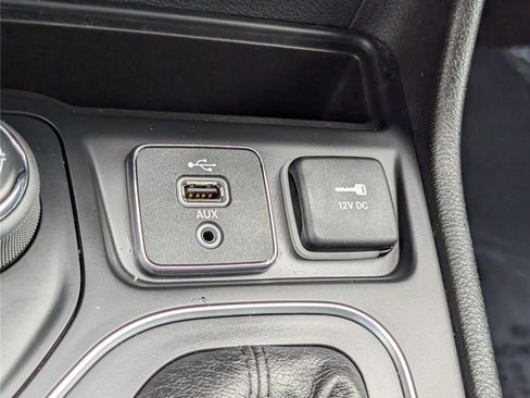 Used 2019 Jeep Cherokee Latitude Plus AWD/4WD image 26