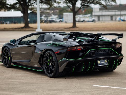 Used 2021 Lamborghini Aventador SVJ image 16