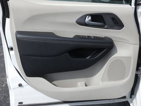Used 2024 Chrysler Pacifica Touring-L FWD image 7