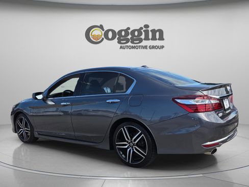 Used 2017 Honda Accord Touring image 3