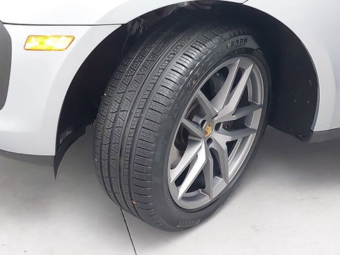 Certified 2025 Porsche Macan image 35
