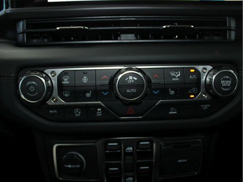 New 2025 Jeep Gladiator Sport image 18