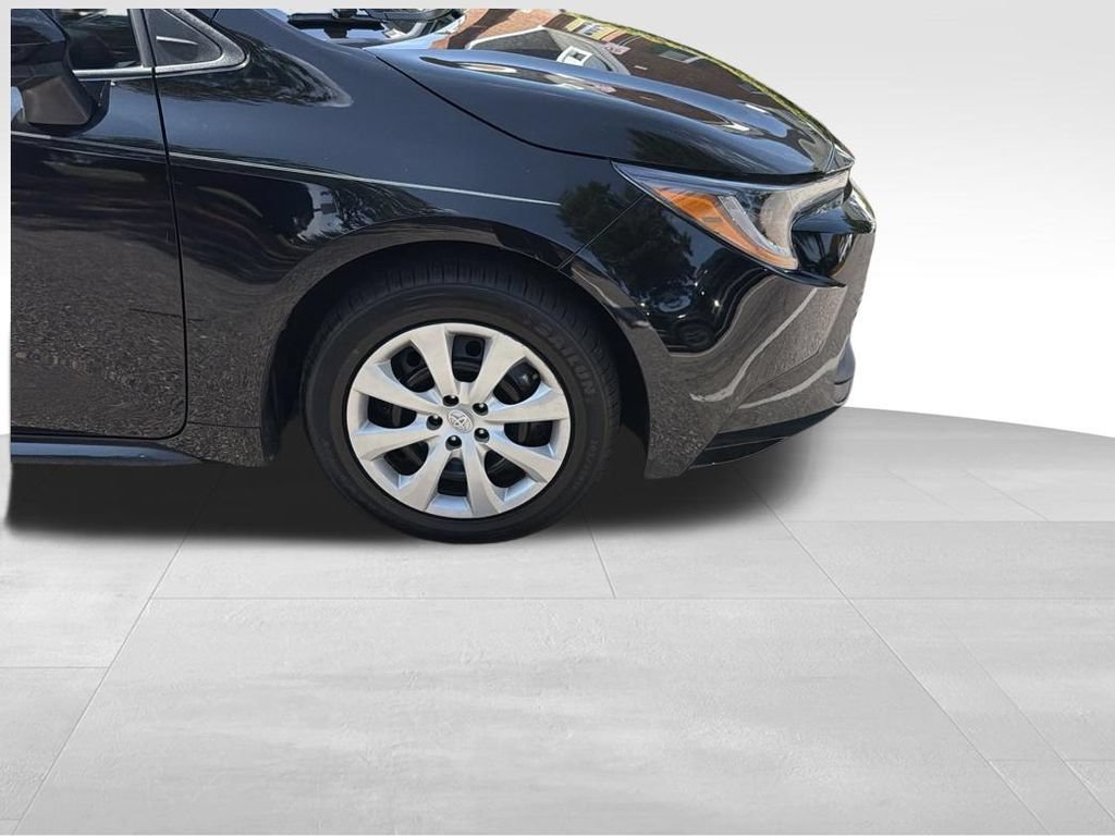 Used 2025 Toyota Corolla LE w/ Convenience Package FWD image 4