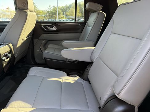 Used 2023 GMC Yukon XL SLT w/ SLT Luxury Package AWD/4WD image 13