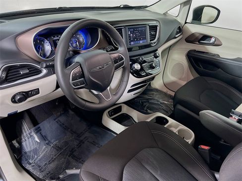 Used 2024 Chrysler Voyager LX image 10