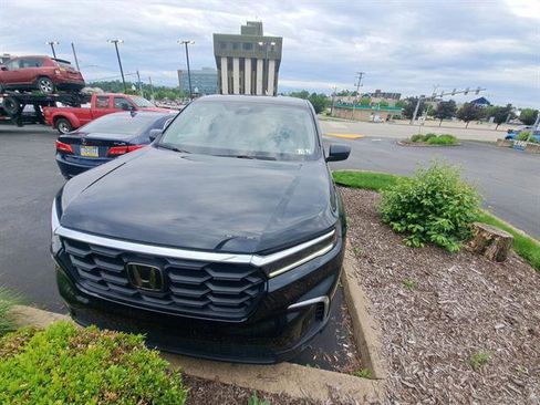 Used 2023 Honda Pilot LX image 2