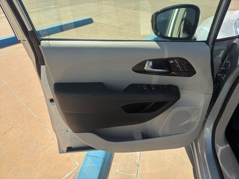 Used 2024 Chrysler Pacifica Limited FWD image 6