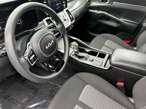 Used 2022 Kia Sorento LX image 4