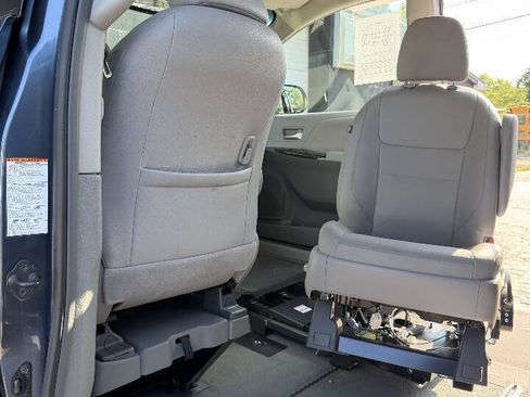 Used 2016 Toyota Sienna XLE FWD image 22