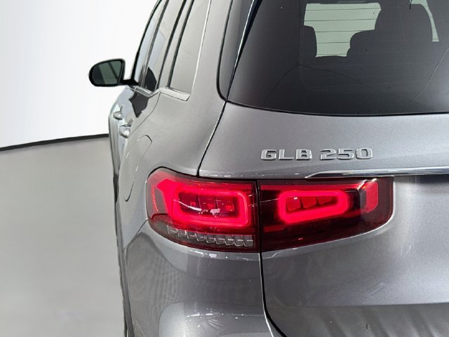 Used 2022 Mercedes-Benz GLB 250 w/ Premium Package Lite image 35