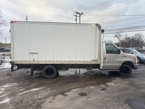 Used 2017 Ford E-450 and Econoline 450 Super Duty image 4
